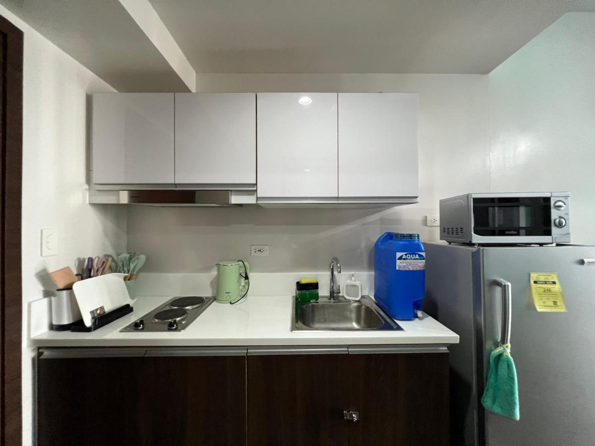 Apartment Cozy Makati: Urban Retreat With Entertainment & Amenities